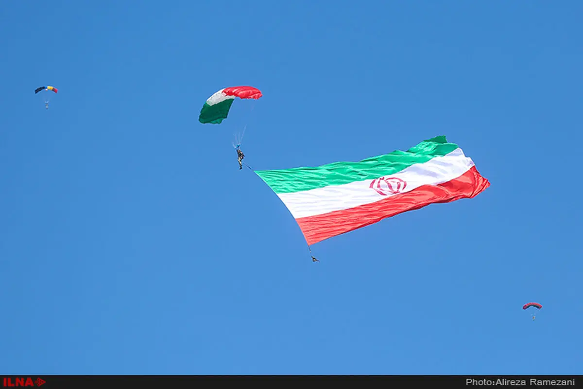 رژه هوایی چتربازان ارتش بر فراز آسمان تهران