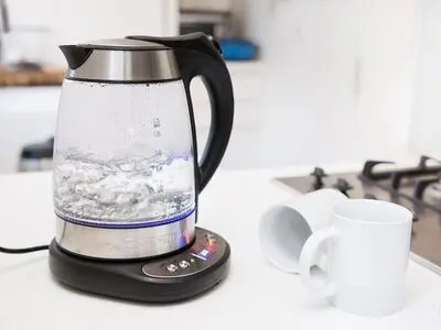 ۷ ترفند ساده برای تمیز کردن جرم کتری در خانه