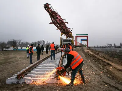 استانداردترین آزمایش‌ها بر روی ریل ملی انجام شده‌ است/ عده‌ای بدون مدرک توانایی‌های کشور را زیر سوال نبرند/ راه آهن میانه اولین پروژ‌ه‌ای که با ریل ملی ساخته می‌شود    