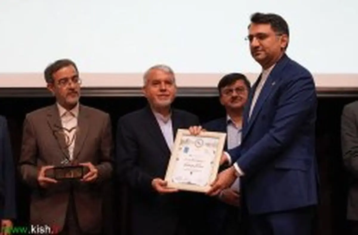 کبیری نشان الماس جایزه ملی تعالی گردشگری سال۱۴۰۴ را به کسب و کارهای کیش و جنوب تقدیم کرد​