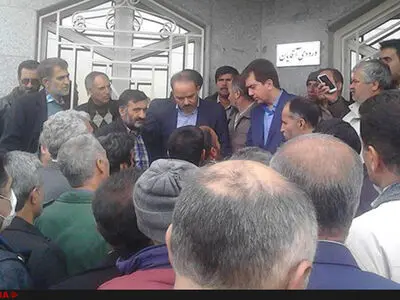 تجمع  همزمان کارگران فرنخ وناز نخ  مقابل استانداری قزوین