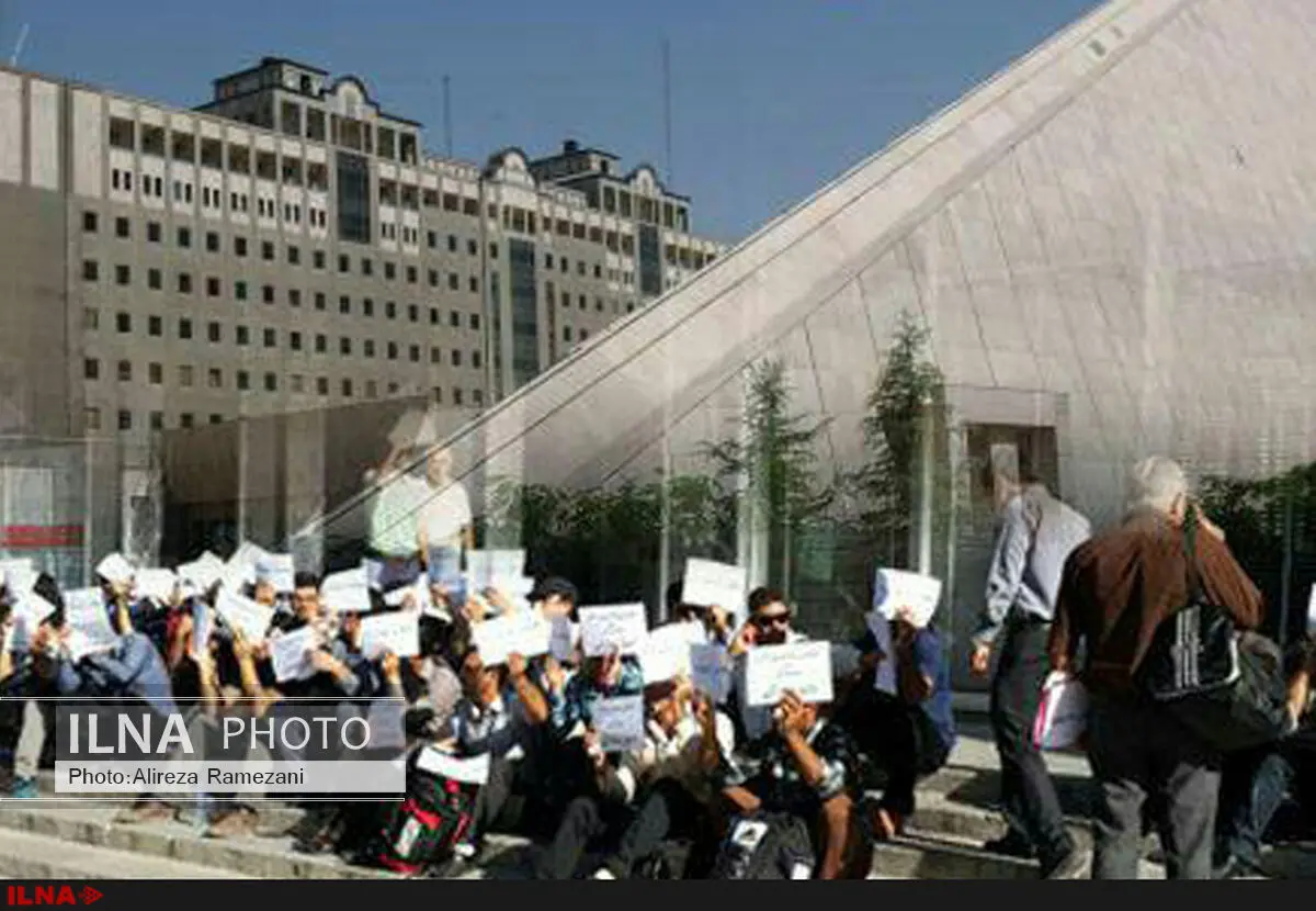معلمان حق‌التدریس مقابل مجلس تجمع کردند