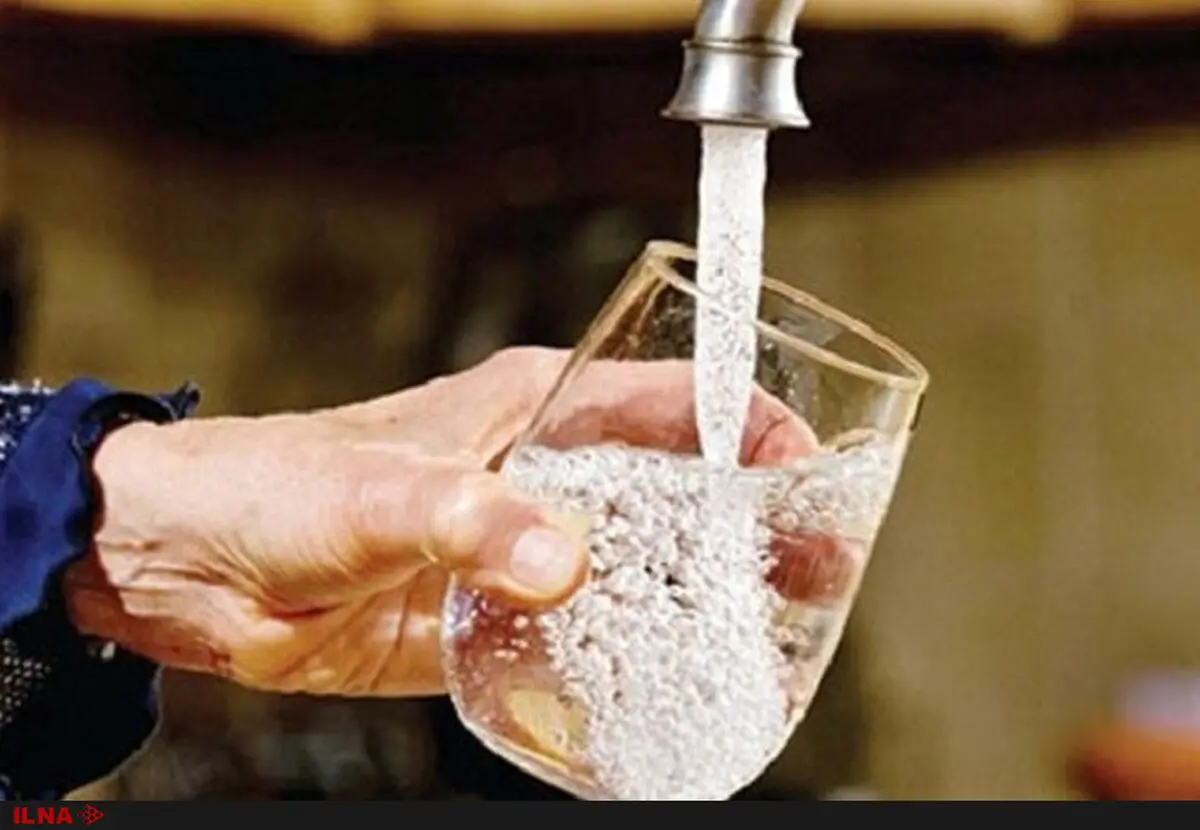 آبرسانی به خرمشهر و آبادان با تانکر و توزیع آب بسته بندی/ پایین آمدن سطح آب کارون و دز باعث شوری آب شده است