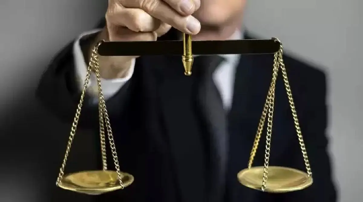 «وکیل بلاگری» در تعارض با شأن وکالت است/ بلاگری میتواند وکلا را در مسیر تخلف یا جرم قرار دهد/ هشدار نسبت به زیر سوال رفتن حریم خصوصی موکلان