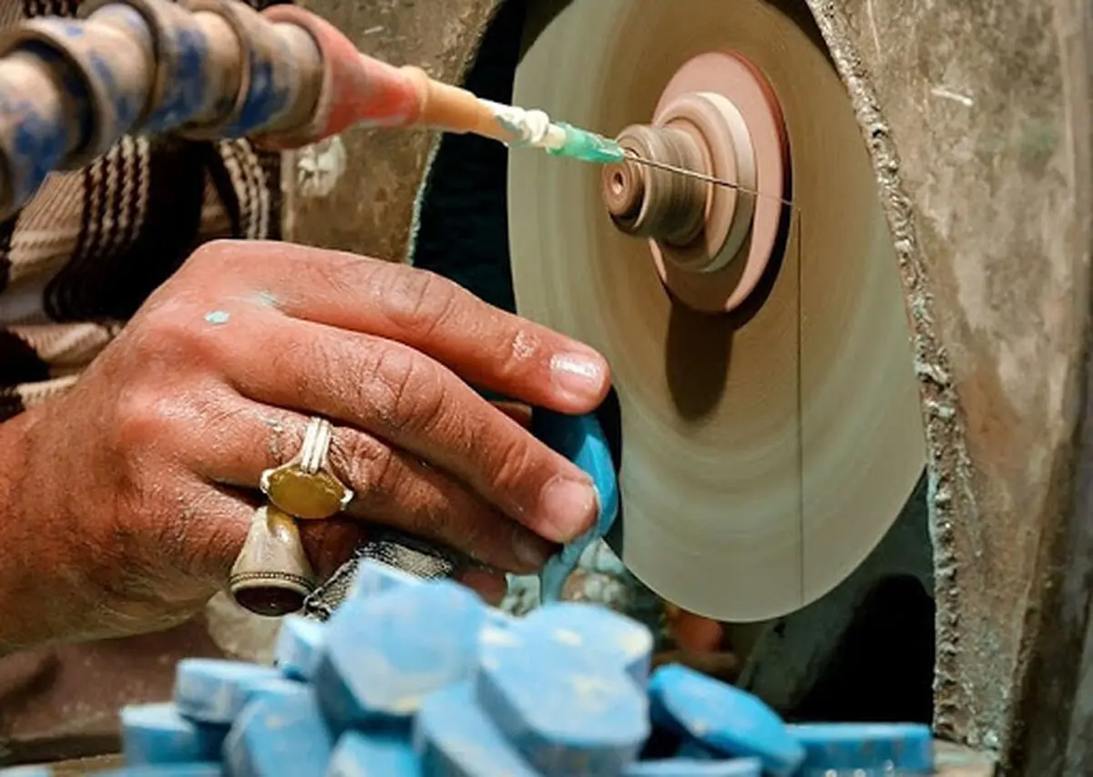 کاهش ۸۰ درصدی مشتریان سنگ‌های قیمتی مشهد/ چرخ صنعت فیروزه‌تراشی خراسان نمی‌چرخد/ تعطیلی نیمی از کارگاه‌های سنگ‌تراشی/خرید مواد اولیه نقره‌سازی به صورت قاچاق و یا قیمت بالا