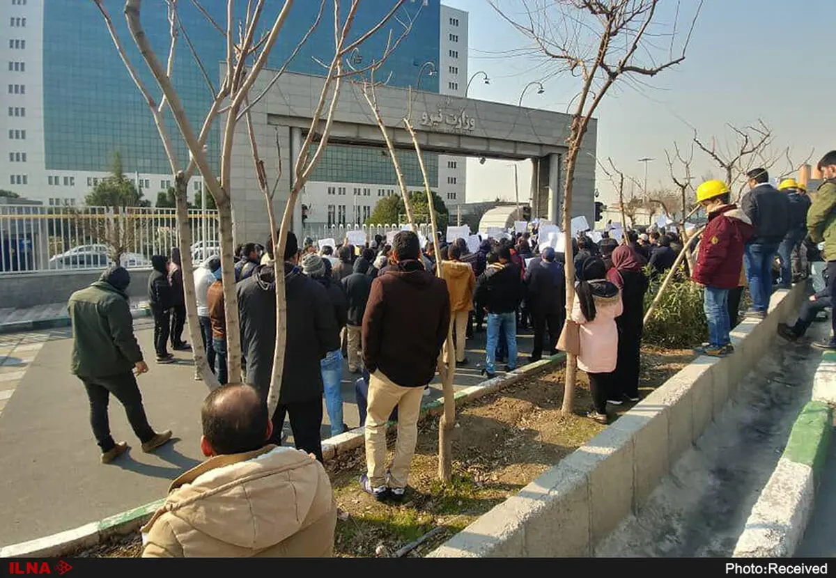 "کلاه‌زردها" مقابل وزارت نیرو جمع شدند/چرا چارت خالی برای استخدام ما در نظر نمی‌گیرند؟!