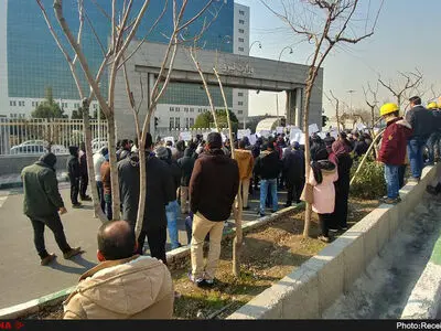 "کلاه‌زردها" مقابل وزارت نیرو جمع شدند/چرا چارت خالی برای استخدام ما در نظر نمی‌گیرند؟!