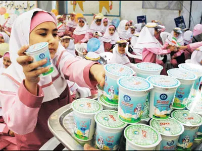 توزیع حداقل ۴۰ نوبت شیر رایگان تا پایان سال تحصیلی