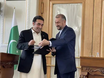 آلبوم عکسی از  آخرین سفر بی‌نظیر بوتو به ایران به بلاول بوتو زرداری اهدا شد