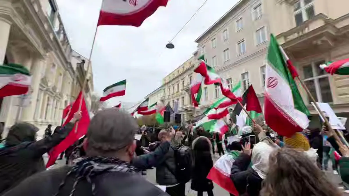 راهپیمایی حمایت از ایران در وینِ اتریش با مداحی "بزن که خوب میزنی" مهدی رسولی + فیلم