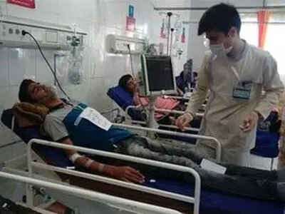 حادثه مسمومیت غذایی کارگران و مرگ یک کارگر در عسلویه/ کارگرانی که غذای مناسب دریافت نمی‌کنند