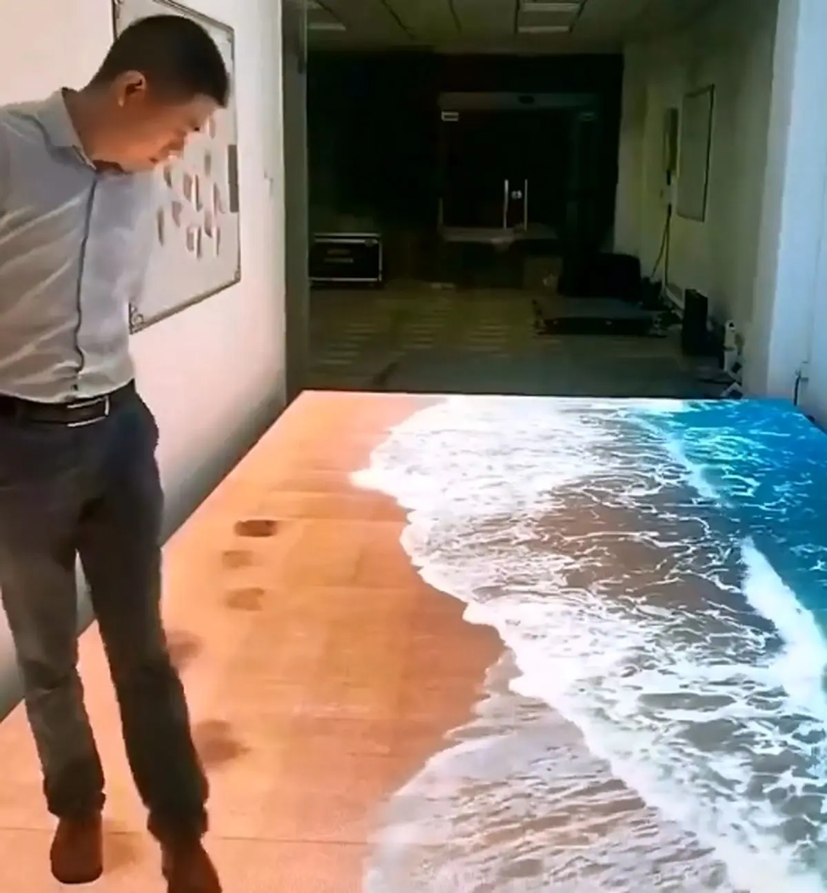 ساحل دریا وسط آپارتمان! + فیلم