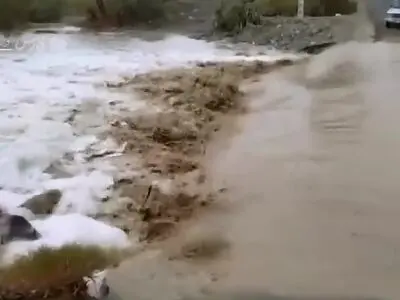 بارندگی شدید در قلعه‌گنج کرمان باعث طغیان رودخانه‌‌ها شد + فیلم