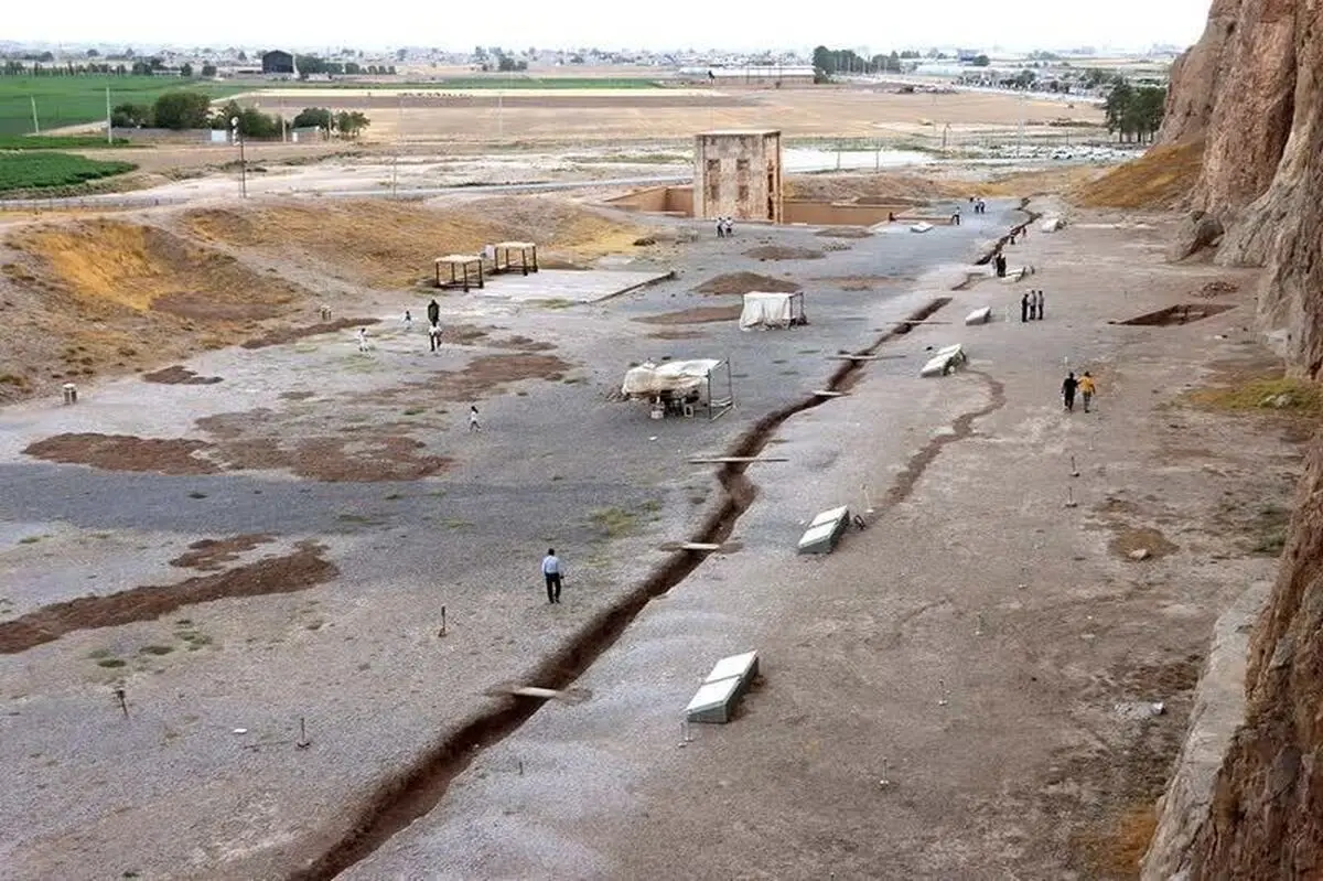آثار باستانی فارس در معرض مستقیم فرونشست/زمین شیراز سالانه ۴.۵ سانتی‌متر فرو می‌نشیند