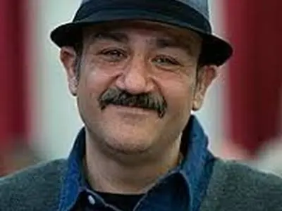 حالت پُر از غم مهران غفوریان بر سر مزار رفیق قدیمی‌اش + فیلم