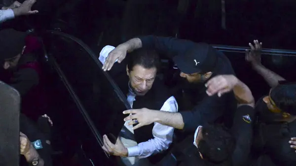 عمران خان راهی اسلام‌آباد شد