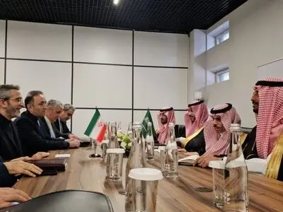باقري‌كني و بن فرحان یبحثان التطورات الإقلیمیة والدولیة