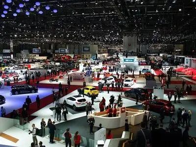رونمایی از کامیونت‌های سبک مشترک بنز و فوسو