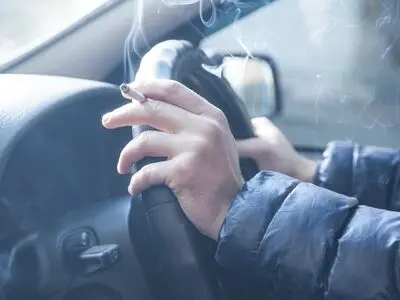 از بین بردن بوی سیگار در ماشین با ۷ روش ساده 