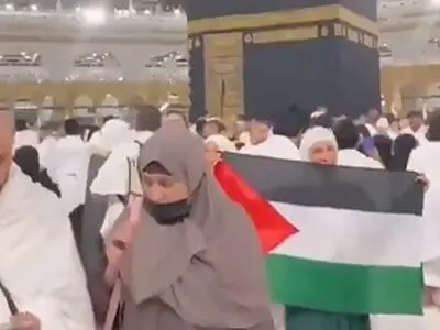 افسران پلیس سعودی از عکس گرفتن خانمی با پرچم فلسطین در مقابل کعبه جلوگیری کردند + فیلم