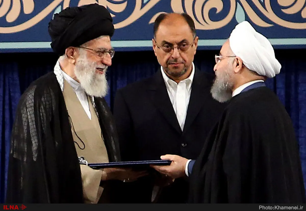 ویدئوی لحظه اعطای حکم تنفیذ از سوی رهبر انقلاب به رییس‌جمهور