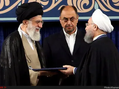 ویدئوی لحظه اعطای حکم تنفیذ از سوی رهبر انقلاب به رییس‌جمهور