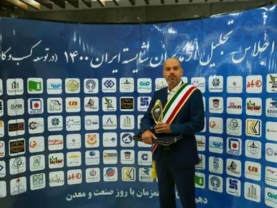 دریافت تندیس مدیر شایسته توسط سرپرست شرکت فولاد اکسین خوزستان