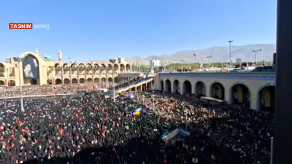 نمای کلی از اقامه نماز بر پیکر رهبر شهید امت و خانواده شهید ایشان + فیلم