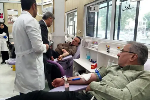 مسئولین قزوین برای همدلی با حادثه‌دیدگان بندرعباس خون اهدا کردند