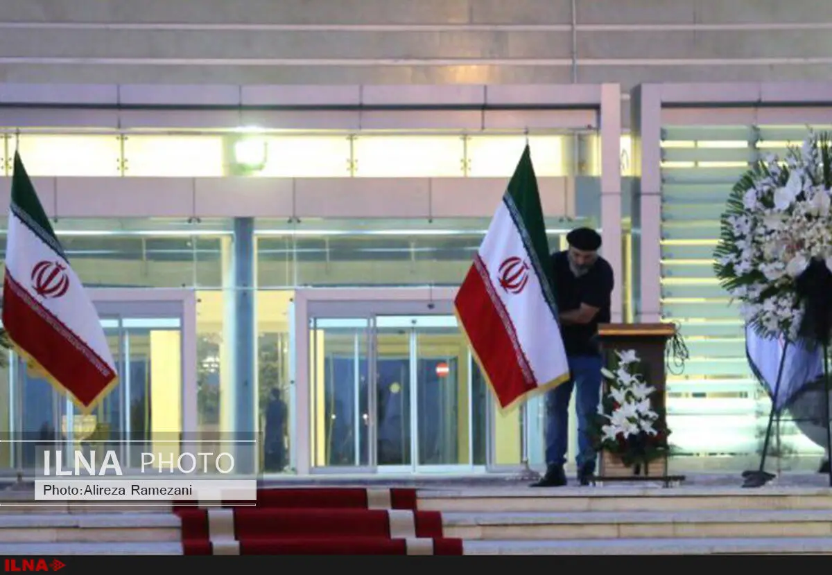 حمید فرخ نژاد درحال طراحی آخرین فرش قرمز عباس کیارستمی 