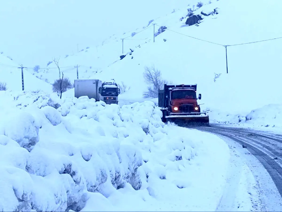 تمامی محورهای مواصلاتی آذربایجان غربی باز و تردد در جریان است/بازگشایی راه ارتباطی ۷۹ روستا توسط راهداران