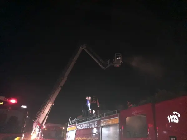 عملیات آتش‌نشانان مشهد برای مهار آتش سوزی یک سوله در بزرگراه پیامبر اعظم