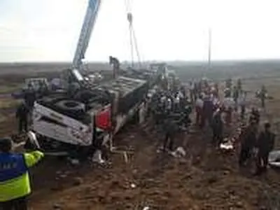 اعلام مقصران حادثه واژگونی اتوبوس در جاده آرادان - سرخه