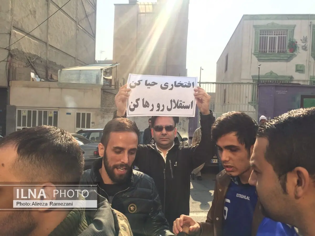 هواداران استقلال خواستار برکناری افتخاری و زمانی شدند