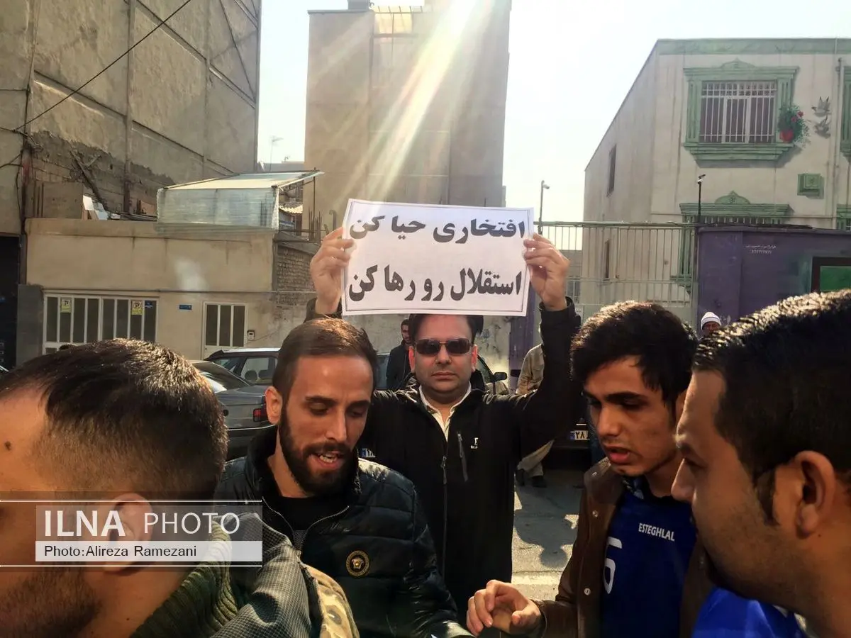 هواداران استقلال خواستار برکناری افتخاری و زمانی شدند