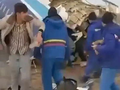 تصاویری از نجات تعدادی از سرنشینان هواپیمای سقوط کرده آذربایجان