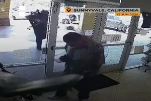 دزدی گروهی از جواهرفروشی در کالیفرنیا جنجالی شد + فیلم