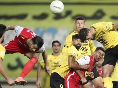 زنده با حواشی بازی سپاهان و پرسپولیس؛ از پرتاب نارنجک دستی تا ورود هواداران بدون بلیط