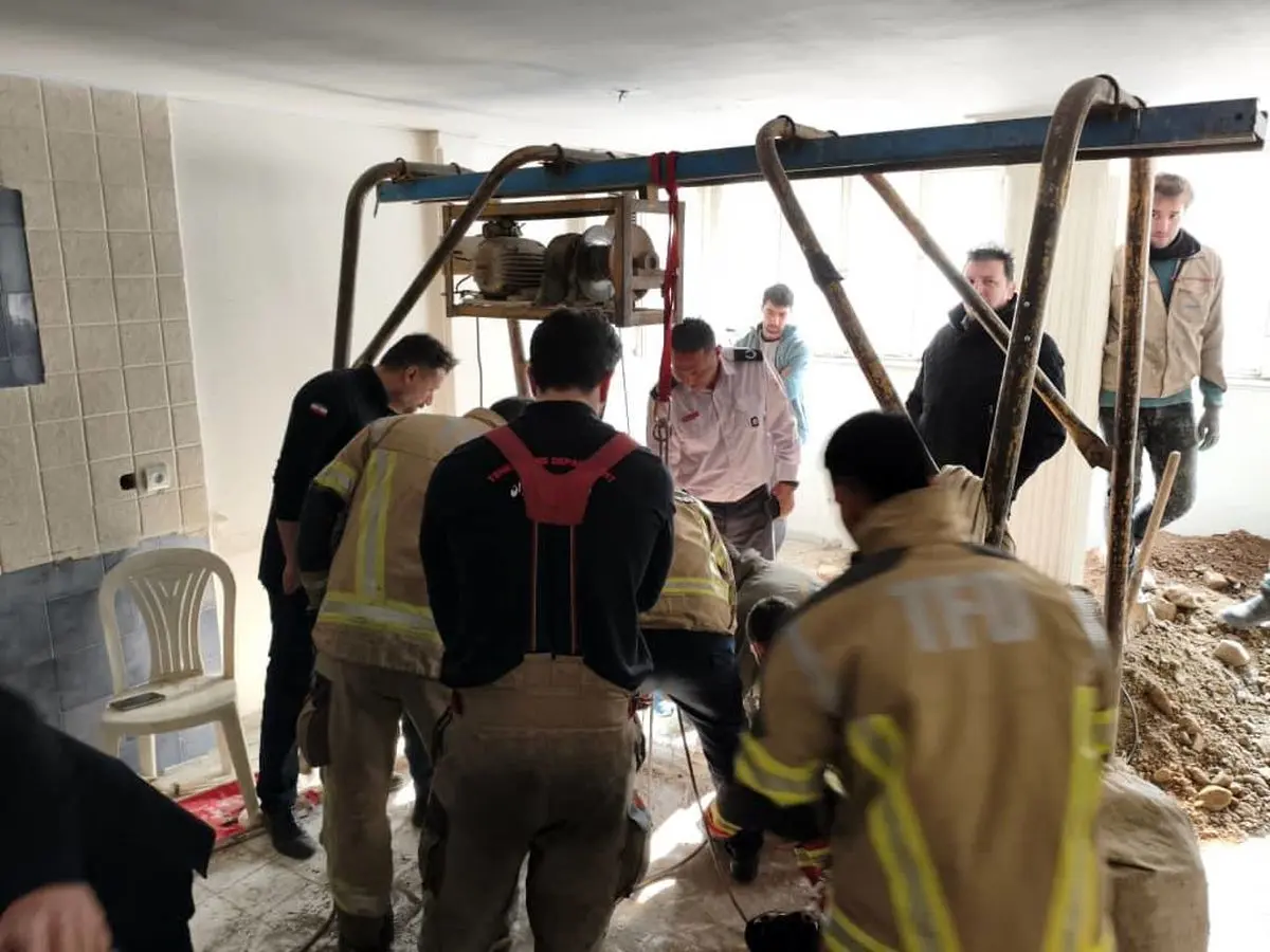 گرفتار شدن دو کارگر در چاه ۲۵ متری در بلوار آفریقا/ وضعیت هر دو نفر وخیم است