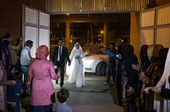 جشن عروسی در میان کارتن خواب‌ها + عکس 