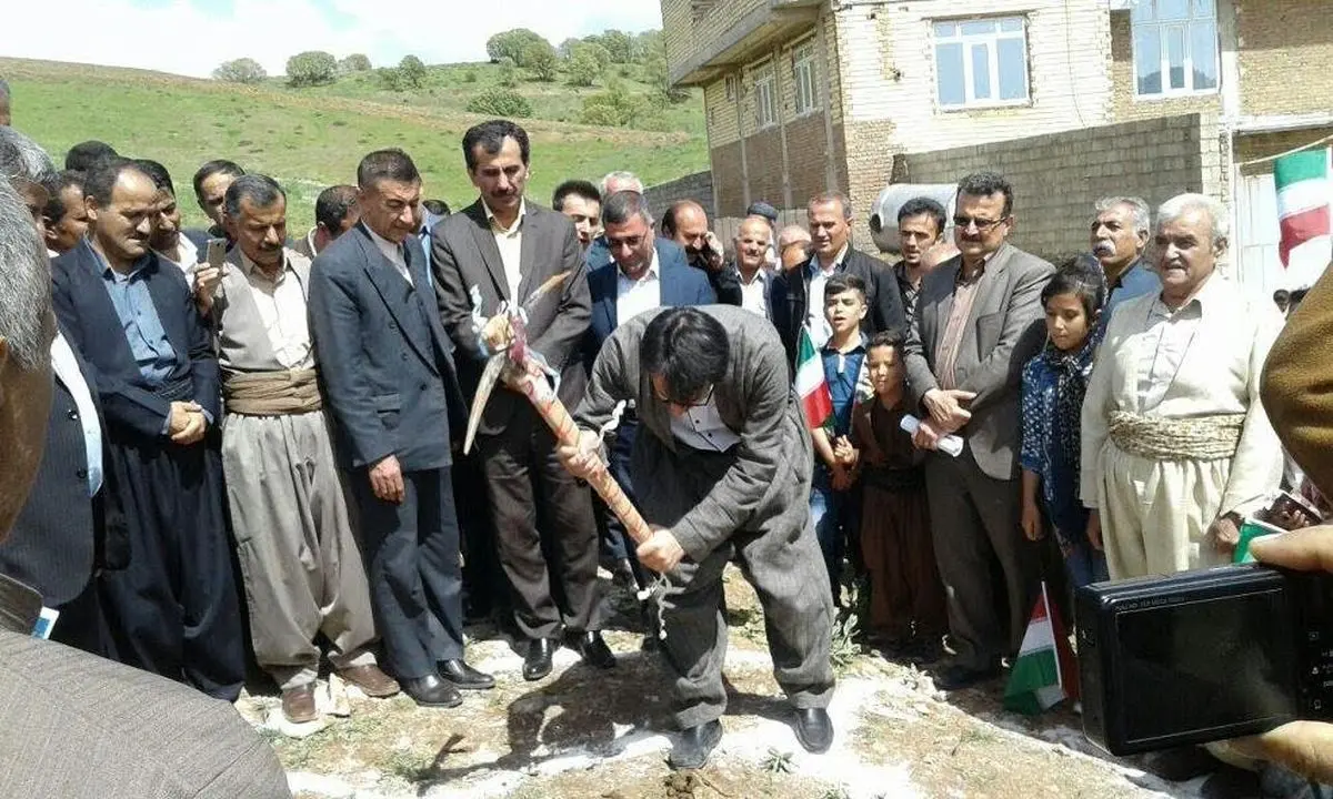 یک واحد آموزشی در روستای کوخ شیخ الاسلام بانه کلنگ زنی شد