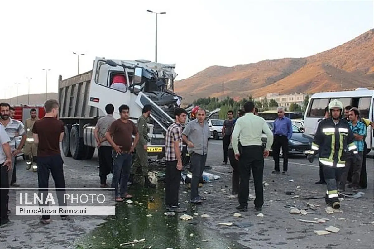 برخورد کامیون و تریلی با سواری جان ۵ مسافر را گرفت