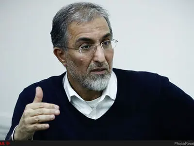 حذف ارز ۴۲۰۰ تومانی و بالا نگاه داشتن قیمت ارز عواقب سنگین سیاسی و اجتماعی دارد/ فساد در ایران حاصل ارزپاشی به رفقا و خواص است