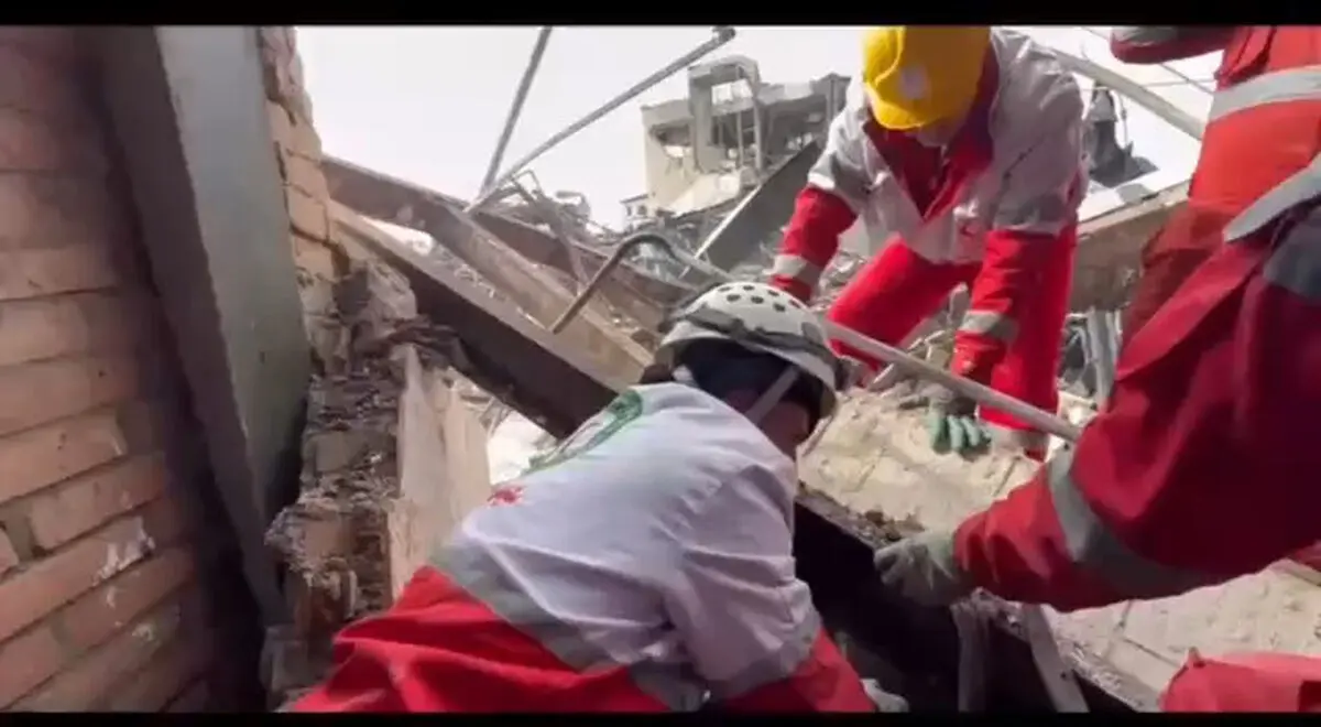 نجات گربه از زیر آوارِ بمبارانِ دشمن  توسط امدادگران هلال‌احمر + فیلم