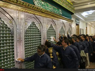غبار روبی از مرقد حضرت معصومه(س) توسط خبرنگاران قم+ تصویری