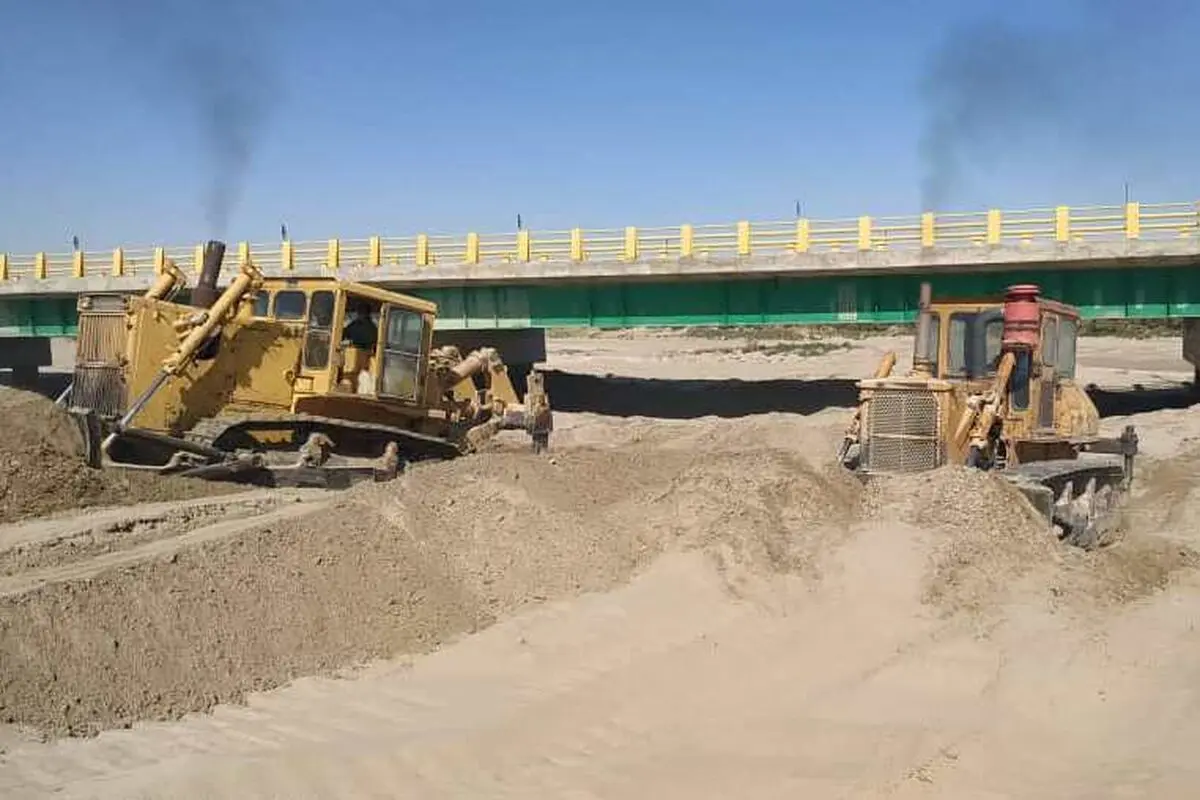 لایروبی ۸ دستگاه پل بزرگ سیستان به منظور جلوگیری از  سیلاب احتمالی زمستانه