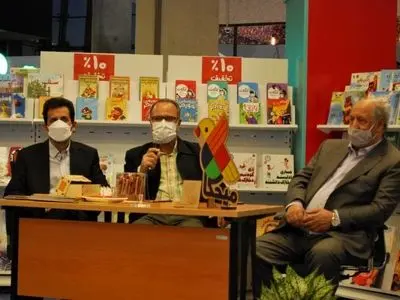 کتاب‌های «مشاهیر خندان» پاسخ به نیازی در جامعۀ ما بود/ ابن سینا را از آسمان‌ها پایین آوردم