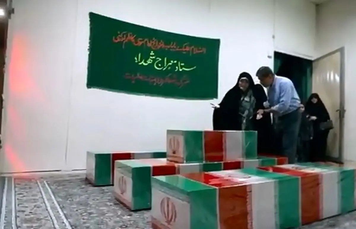 لحظاتی از وداع خانواده‌های شهدای حملۀ اسرائیل به ایران + فیلم