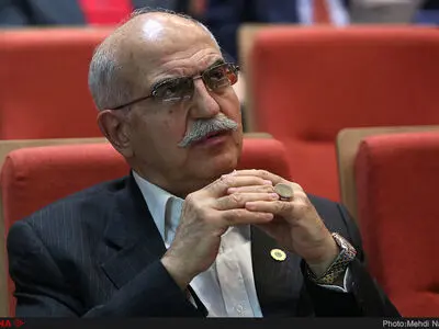 قدردانی خانواده مرحوم بهمن کشاورز از حضور مردم در مراسم ترحیم وی