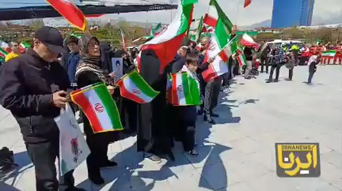 تجمع مردمی و آماده سازی برای مراسم به اهتزاز در آمدن پرچم جمهوری اسلامی ایران  در باغ کتاب + فیلم